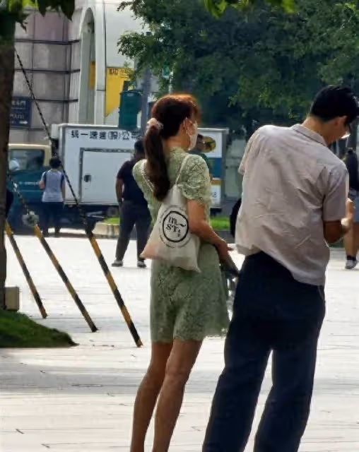 林志玲一家三口逛街遊玩:2歲半兒子背影乖巧呆萌,幸福滿溢!