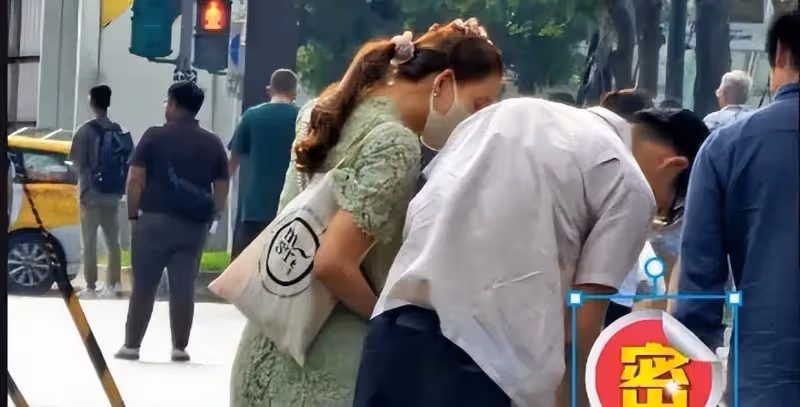 林志玲一家三口逛街遊玩:2歲半兒子背影乖巧呆萌,幸福滿溢!
