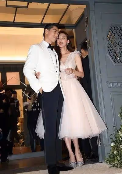 林志玲一家三口逛街遊玩:2歲半兒子背影乖巧呆萌,幸福滿溢!
