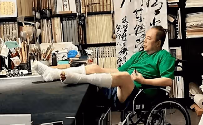 人前德高望重,人後衣冠禽獸,禍害8個女人3個兒女,國內賺錢國外花