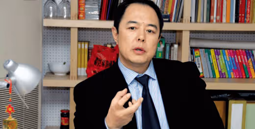 人前德高望重,人後衣冠禽獸,禍害8個女人3個兒女,國內賺錢國外花