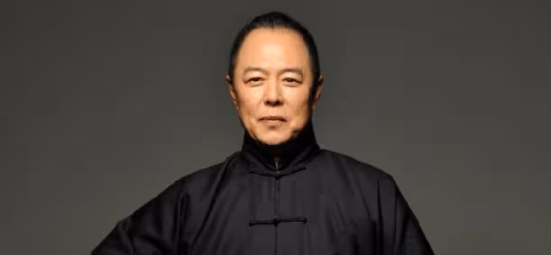 人前德高望重,人後衣冠禽獸,禍害8個女人3個兒女,國內賺錢國外花
