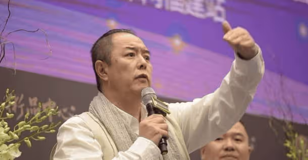 人前德高望重,人後衣冠禽獸,禍害8個女人3個兒女,國內賺錢國外花