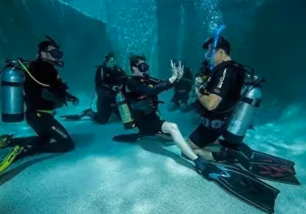 想想就恐怖!一弱女子三亞潛水被教練「取下氧氣罩」威脅加錢拍照,「看了評論區」才發現:現實比新聞里說的更嚇人