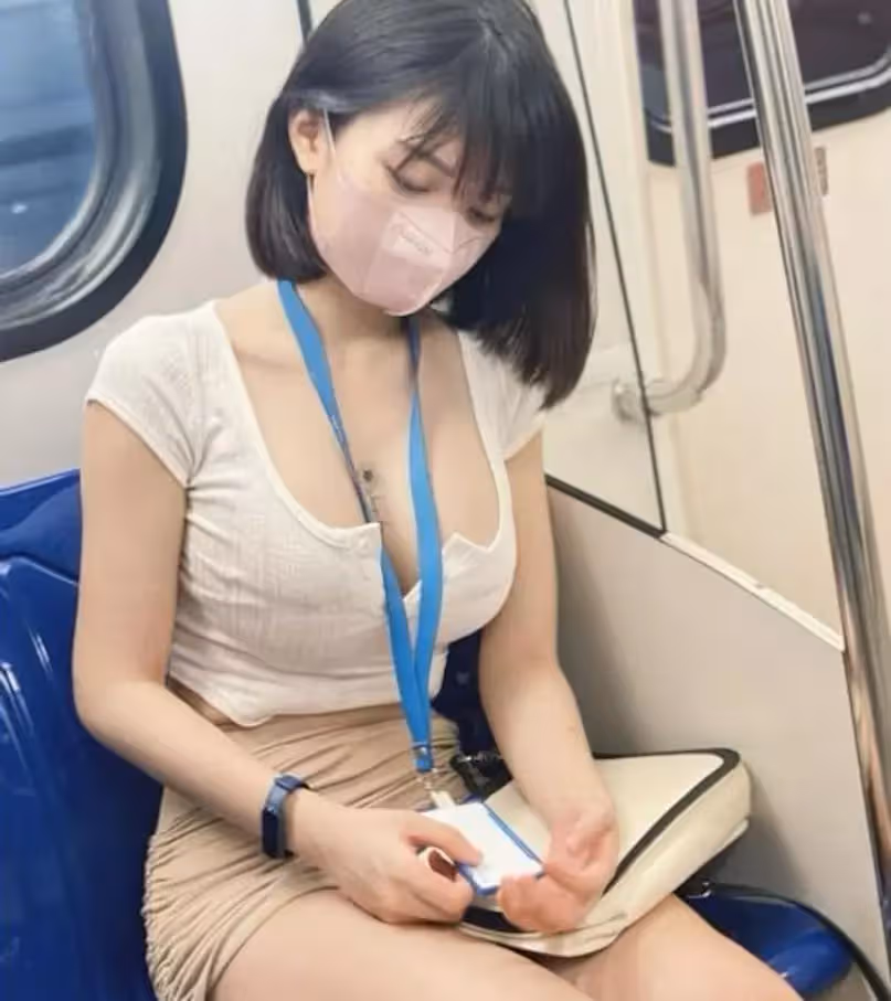 「大姐，坐高鐵請注意點形象吧，你的亮點都被別人看光了！」「亮點變焦點了」
