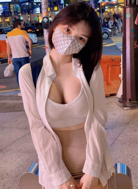 「大姐,坐高鐵請注意點形象吧,你的亮點都被別人看光了!」「亮點變焦點了」