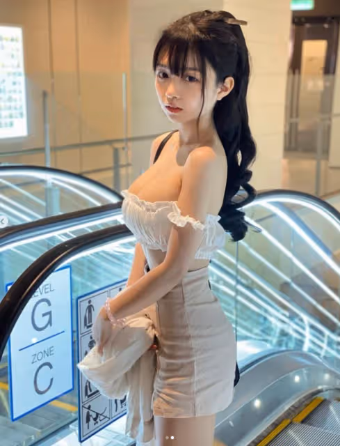 「大姐,坐高鐵請注意點形象吧,你的亮點都被別人看光了!」「亮點變焦點了」