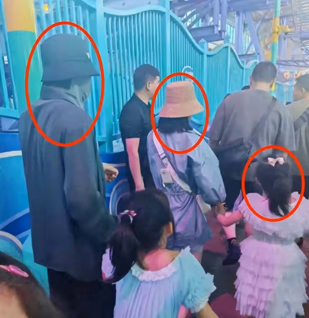 張傑謝娜環球影城游,張傑把女兒扛在肩膀上,好爸爸形象再升級!