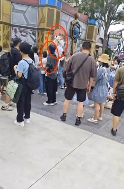 張傑謝娜環球影城游,張傑把女兒扛在肩膀上,好爸爸形象再升級!