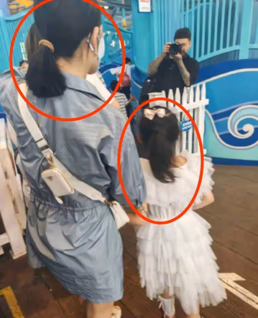 張傑謝娜環球影城游,張傑把女兒扛在肩膀上,好爸爸形象再升級!