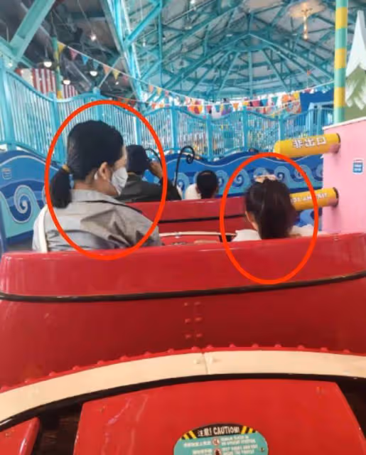 張傑謝娜環球影城游,張傑把女兒扛在肩膀上,好爸爸形象再升級!