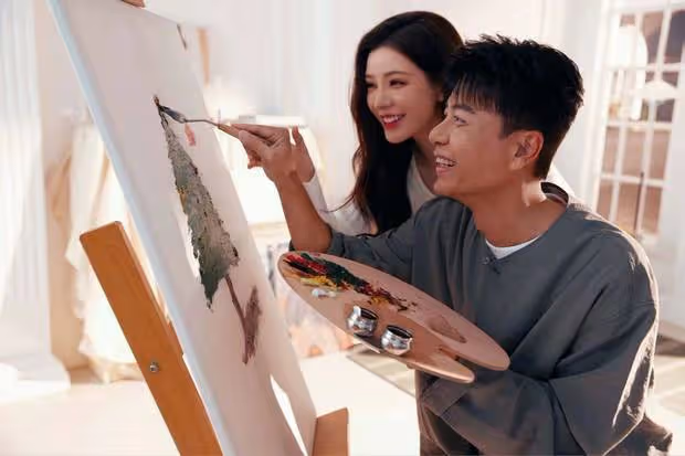 張予曦攜手李克勤新歌MV,甜蜜互動讓人直呼「般配」!