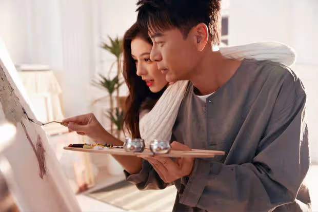 張予曦攜手李克勤新歌MV,甜蜜互動讓人直呼「般配」!