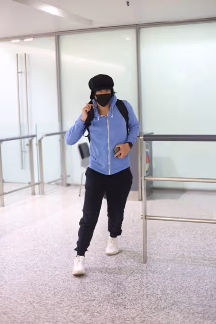 王力宏抵達上海機場,一路狂奔躲鏡頭,獨行俠式躲鏡頭引熱議