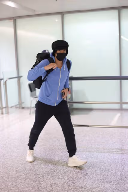 王力宏抵達上海機場,一路狂奔躲鏡頭,獨行俠式躲鏡頭引熱議