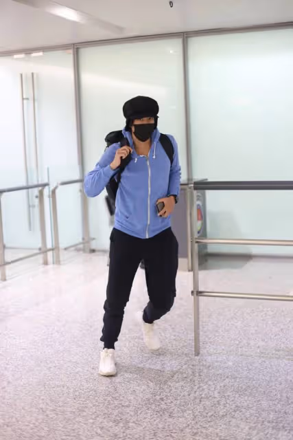 王力宏抵達上海機場,一路狂奔躲鏡頭,獨行俠式躲鏡頭引熱議