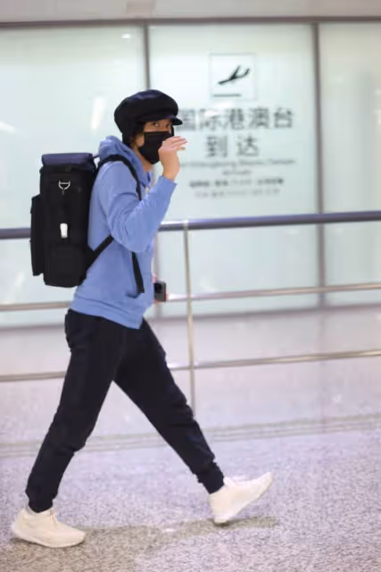 王力宏抵達上海機場,一路狂奔躲鏡頭,獨行俠式躲鏡頭引熱議