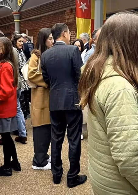 李嘉欣送兒子英國留學被偶遇，和家人聊天超低調，本人有年齡感