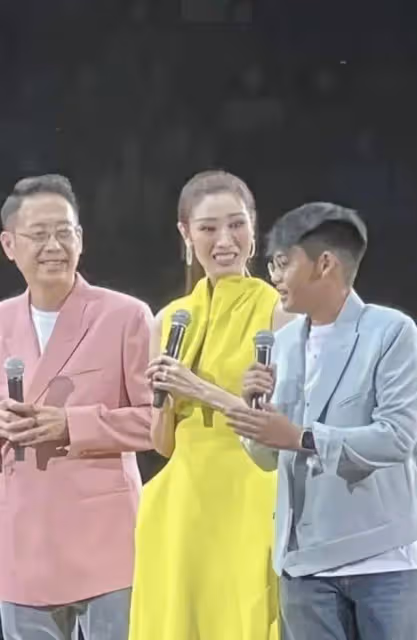 李嘉欣送兒子英國留學被偶遇，和家人聊天超低調，本人有年齡感