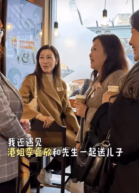 李嘉欣送兒子英國留學被偶遇，和家人聊天超低調，本人有年齡感