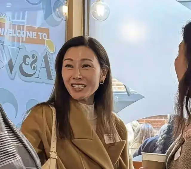李嘉欣送兒子英國留學被偶遇，和家人聊天超低調，本人有年齡感