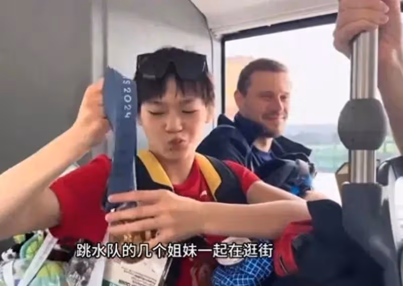 全紅嬋開啟度假,和隊友街頭遊玩被偶遇,享受美食太開心不敢回家