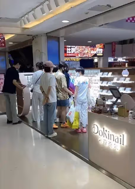 全紅嬋開啟度假,和隊友街頭遊玩被偶遇,享受美食太開心不敢回家