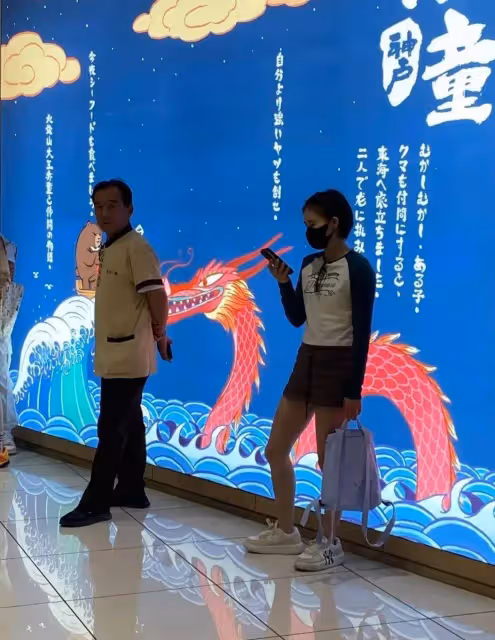全紅嬋開啟度假,和隊友街頭遊玩被偶遇,享受美食太開心不敢回家