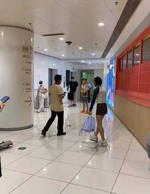 全紅嬋開啟度假,和隊友街頭遊玩被偶遇,享受美食太開心不敢回家