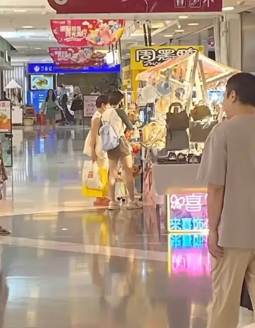全紅嬋開啟度假,和隊友街頭遊玩被偶遇,享受美食太開心不敢回家