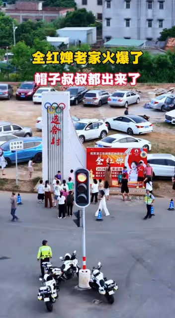 全紅嬋開啟度假,和隊友街頭遊玩被偶遇,享受美食太開心不敢回家