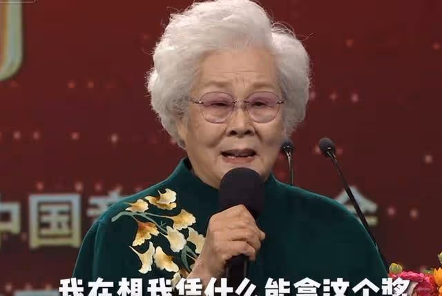 88歲歌唱家住養老院18年,子女背上罵名,背後原因讓人感動