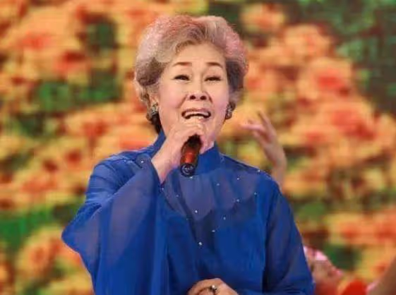 88歲歌唱家住養老院18年，子女背上罵名，背後原因讓人感動