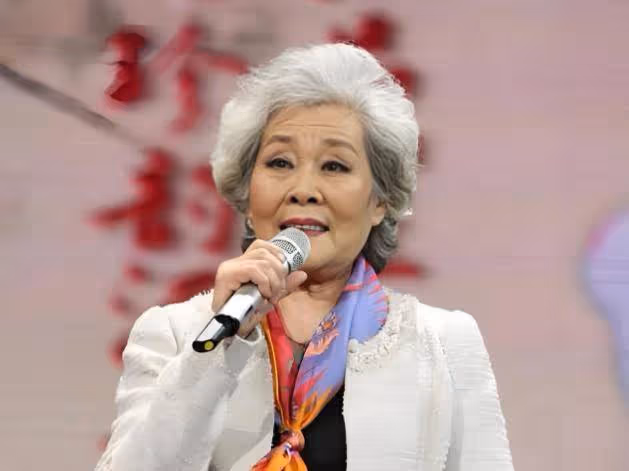 88歲歌唱家住養老院18年,子女背上罵名,背後原因讓人感動