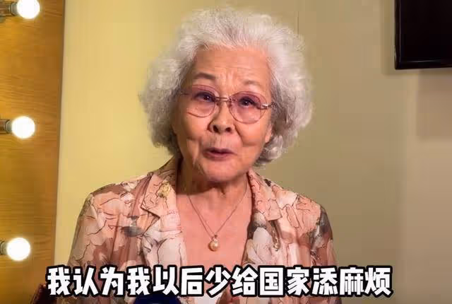 88歲歌唱家住養老院18年,子女背上罵名,背後原因讓人感動