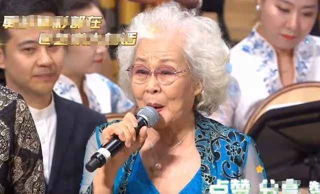 88歲歌唱家住養老院18年,子女背上罵名,背後原因讓人感動
