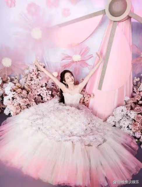 佟麗婭曬41歲生日美照,兒子朵朵露側臉像陳思誠,親吻媽媽好有愛