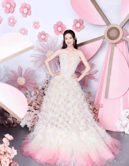 佟麗婭曬41歲生日美照,兒子朵朵露側臉像陳思誠,親吻媽媽好有愛