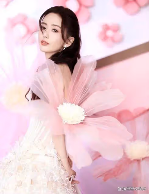 佟麗婭曬41歲生日美照,兒子朵朵露側臉像陳思誠,親吻媽媽好有愛