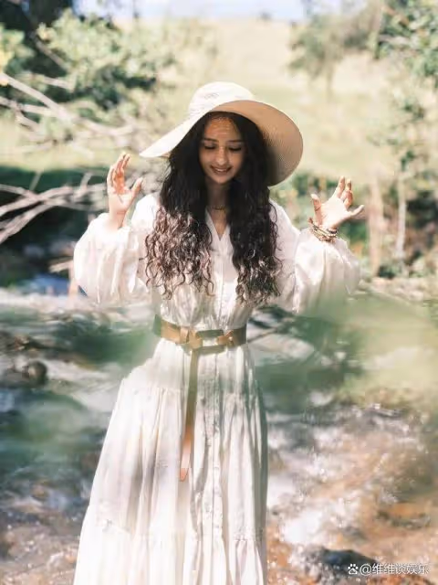 佟麗婭曬41歲生日美照,兒子朵朵露側臉像陳思誠,親吻媽媽好有愛