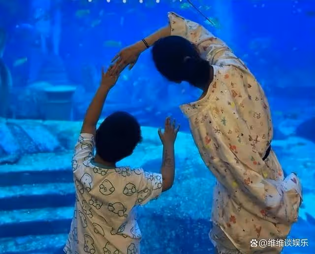 佟麗婭曬41歲生日美照,兒子朵朵露側臉像陳思誠,親吻媽媽好有愛