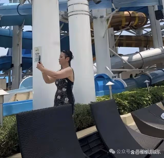 汪小菲與馬筱梅媽媽同游澳門,新岳母長相年輕穿搭洋氣,給孩子拍