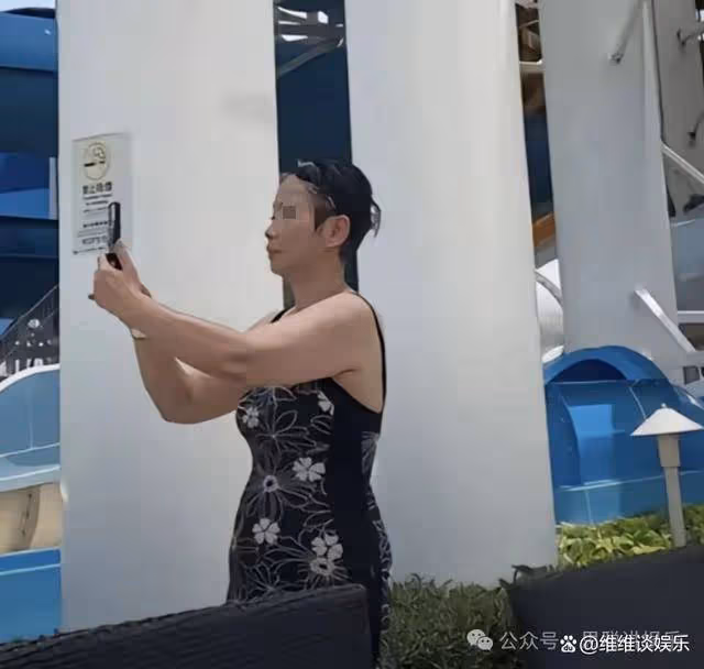 汪小菲與馬筱梅媽媽同游澳門,新岳母長相年輕穿搭洋氣,給孩子拍