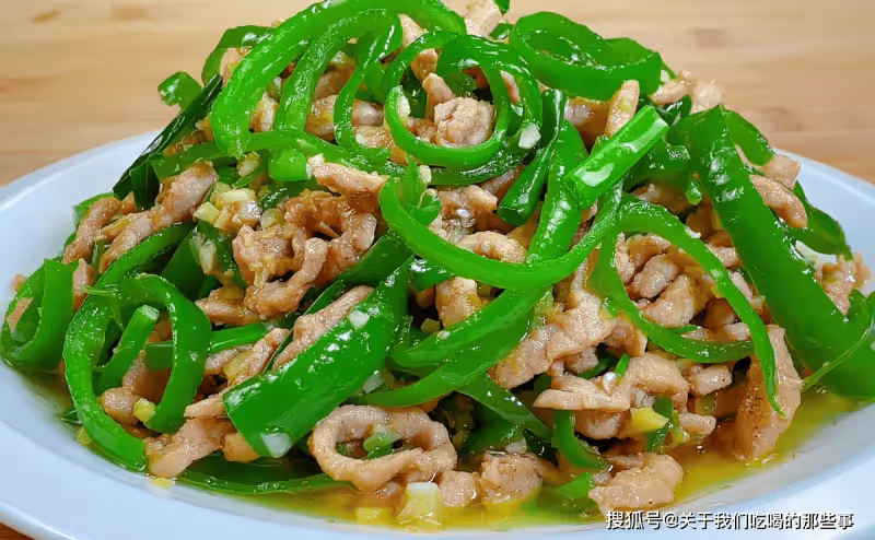 青椒炒肉絲,掌握好2個關鍵步驟,肉絲又嫩又入味,青椒不泛生