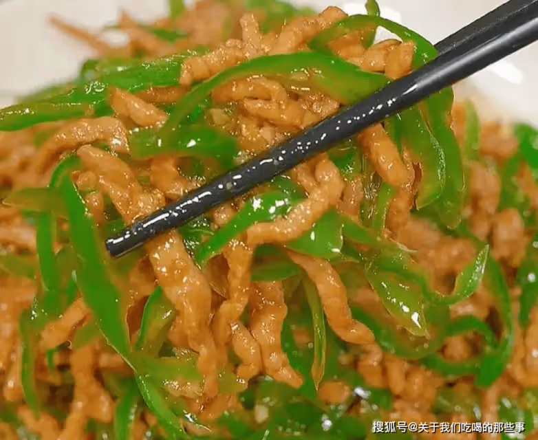 青椒炒肉絲,掌握好2個關鍵步驟,肉絲又嫩又入味,青椒不泛生