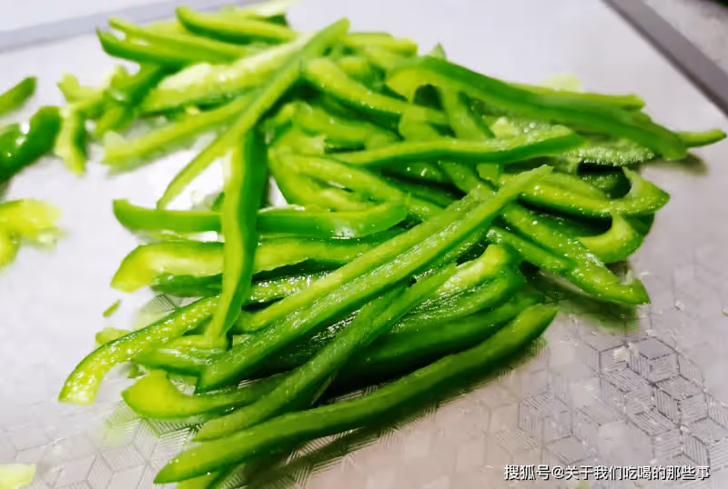 青椒炒肉絲,掌握好2個關鍵步驟,肉絲又嫩又入味,青椒不泛生