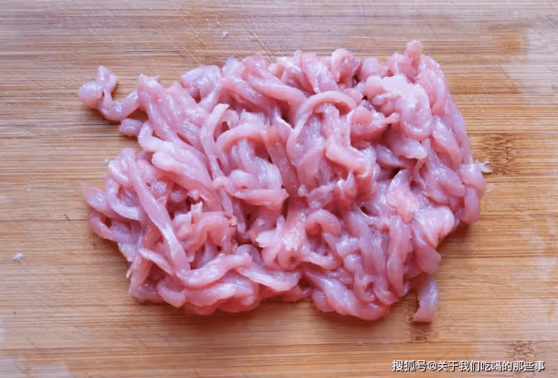 青椒炒肉絲,掌握好2個關鍵步驟,肉絲又嫩又入味,青椒不泛生
