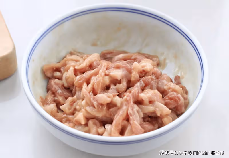 青椒炒肉絲,掌握好2個關鍵步驟,肉絲又嫩又入味,青椒不泛生