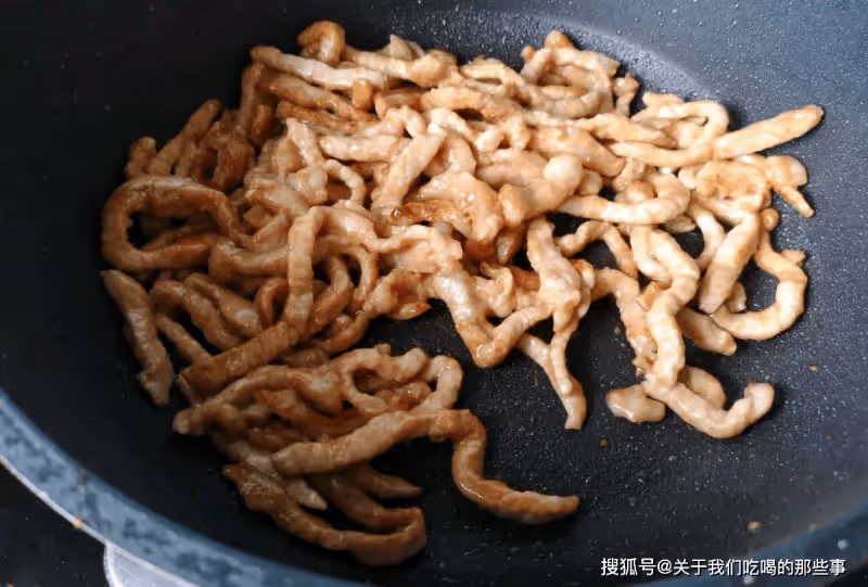 青椒炒肉絲,掌握好2個關鍵步驟,肉絲又嫩又入味,青椒不泛生