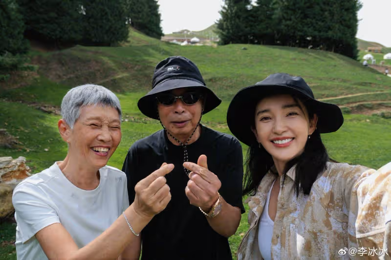 李冰冰帶父母到新疆自駕游,51歲仍是單身,70多歲媽媽已白髮蒼蒼